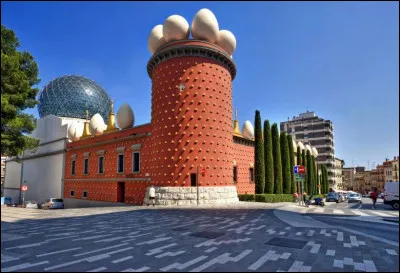 "Coucou ! Mon séjour en Espagne se passe bien, hier nous sommes allés aux Arènes, de quoi me dégoûter à vie des corridas ! Nous en avons profité pour visiter le musée Dalí, à...."