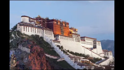 Une carte de ma cousine "Je vous envoie une photo de l'impressionnant palais du Potala, bisous à tous". Où pouvait-elle bien être ?