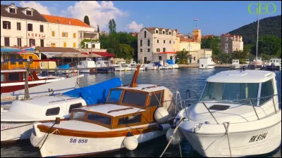 Sur celle-ci on peut lire "Je suis bien arrivée à Zlarin, me voici au milieu de l'Adriatique, c'est une île pittoresque où je passe un séjour de rêve, grosses bises de..." J'écris toujours aussi mal, mais ils auront deviné !
