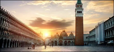 Là, je lis "Nous avons visité la cathédrale Saint-Marc durant notre court séjour à..."