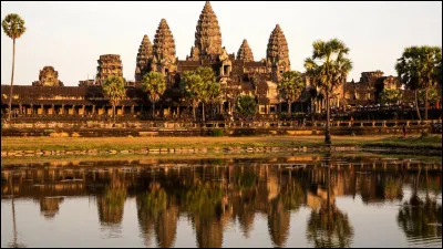 Tiens une carte de Tonton qui écrivait à sa sur "Le temple d'Angkor est superbe, affectueuses pensées..." Tout le monde écrit mal dans la famille, que voulait-il dire ?