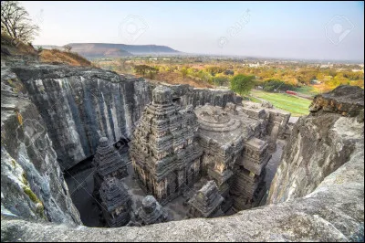 "Voici le temple Kailāsa, les grottes d'Ellora sont un spectacle unique. Quel pays merveilleux que..."