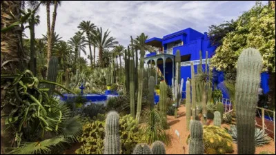 Je lis encore "Chers parents, nous voici dans les jardins Majorelle aux paysages enchanteurs, je vous envoie toutes mes pensées ...."