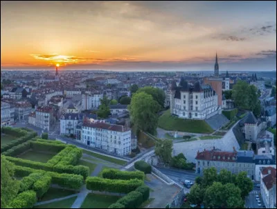 Dans quel département se situe Pau ?