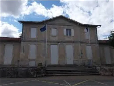 Je vous propose de commencer notre balade à Asques. Commune néo-aquitaine, dans l'aire urbaine de Bordeaux, elle se situe dans le département ...