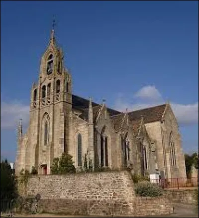 Nous sommes maintenant en Bretagne devant l'église Notre-Dame de Saint-Agathon. Ville de la communauté d'agglomération Guingamp-Paimpol, elle se situe dans le département ...