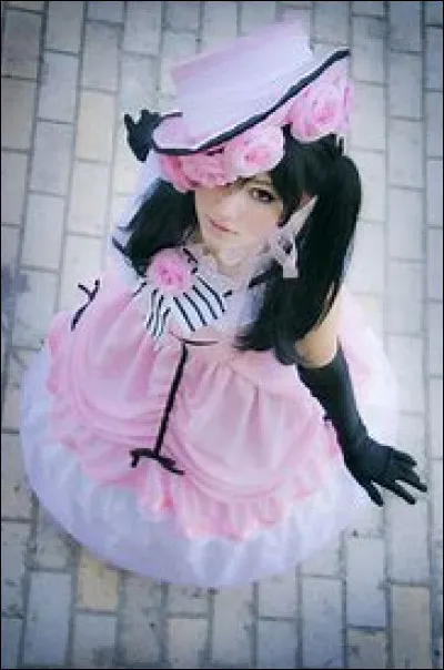 Qui est ce personnage de "Black Butler" travesti en fille ?