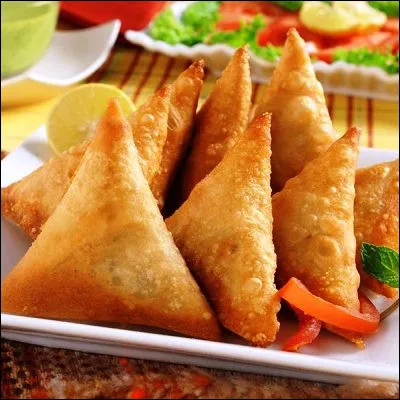 Quel nom désigne un beignet de pâte de blé à farce épicée originaire d'Asie centrale ?