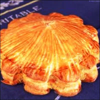 Quel gâteau à base de pâte feuilletée et de crème d'amandes vient du département du Loiret ?