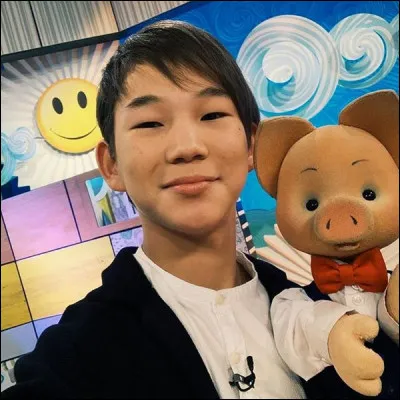 Le voici sur le plateau d'une émission télévisée pour enfants avec cette sympathique marionnette. À quelle famille de mammifères les cochons appartiennent-ils ?