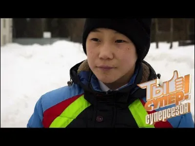 Il étudie la musique à Kyzyl, capitale de la République de Touva. Le mot "kyzyl" ou "kizil" désigne, en touvain, en turc et dans la plupart des langues d'Asie centrale, une couleur. Laquelle ?