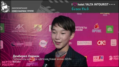 Le voici dans un spot publicitaire pour un hôtel dans une station balnéaire de Crimée beaucoup plus connue pour sa Conférence que pour ses plages : Yalta. Parmi ces grands hommes politiques, lequel n'était pas présent en février 1945 à la Conférence de Yalta ?