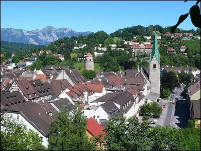 Dans quel pays se trouve Feldkirch, ville de 32 000 habitants, chef lieu du Vorarlberg ?