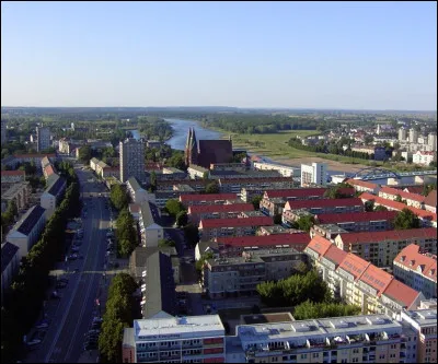 Ville allemande du Land de Brandebourg, située sur les rives de l'Oder, en face de la ville polonaise de Słubice :