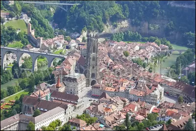 Ville de 40 000 habitants située sur le plateau suisse, au pied des préalpes, ville bilingue à la frontière culturelle entre la Suisse alémanique et romande :