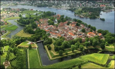 Ville portuaire norvégienne de 80 000 habitants, située dans le sud-est du pays, à l'embouchure du fleuve Glomma :
