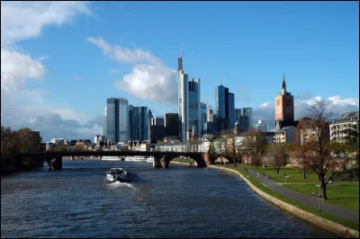 Ville allemande située sur le Main, grande métropole économique :