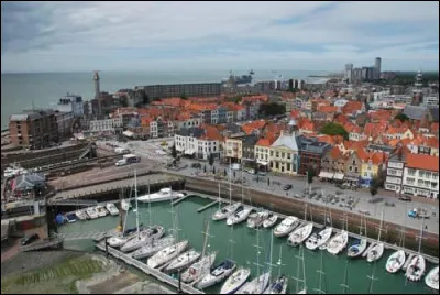 Ville néerlandaise de 45 000 habitants, située sur l'ancienne île de Walcheren, en Zélande, entre l'Escaut et la mer du Nord :