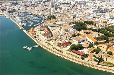 Ville portugaise de 65 000 habitants, située dans le sud du pays, sur la côte de l'Algarve :