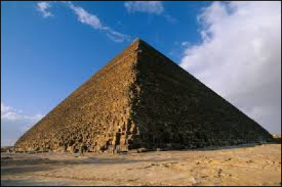La plus haute pyramide du monde est celle de Khéops se situant à Gizeh en Égypte.