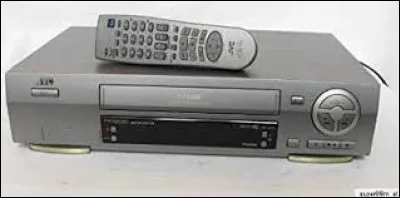 Cette machine permettait de visionner des cassettes vidéos. De quoi s'agit-il ?