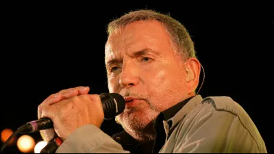 Avec quelle femme Bernard Lavilliers a-t-il interprété le titre "Idées noires" ?