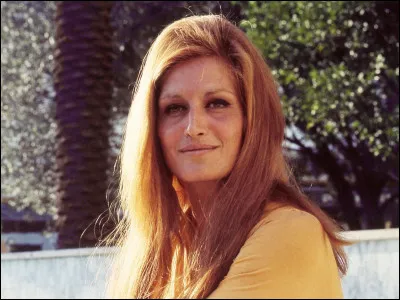 Avec quel acteur français la chanteuse Dalida a-t-elle interprété le titre "Paroles, paroles" ?