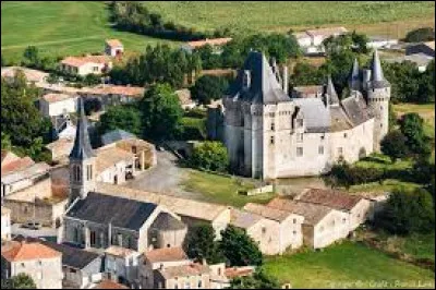 Voici une vue de Cherveux et de son château. Commune néo-aquitaine de l'arrondissement de Niort, elle se trouve dans le département ...