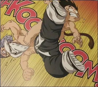 Est-ce que le pied de Goku atteint la tête de Jackie Chun ?