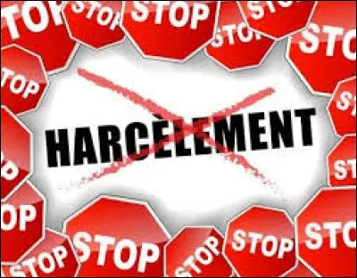 "Harceler" est-il un synonyme de "discriminer" ?