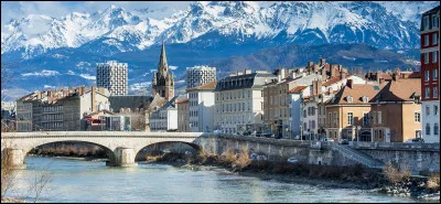 Combien d'habitants vivent à Grenoble ?