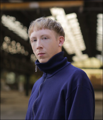 Le chanteur Eddy de Pretto est-il bisexuel, homosexuel ou hétérosexuel ?