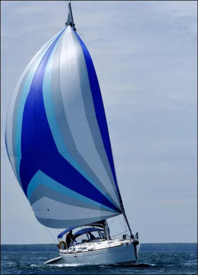 Quelle voile est hissée à l'avant d'un voilier pour profiter d'un vent arrière ?