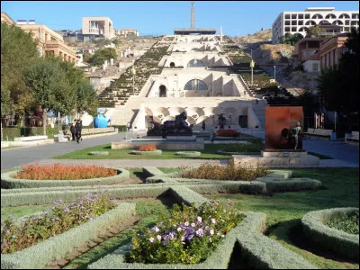 Quelle est cette capitale, bâtie sur les ruines de la ville antique d'Erebouni, fondée au huitième siècle avant notre ère ?
