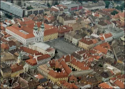 Ville hongroise de 130 000 habitants, située dans la vallée du Danube :