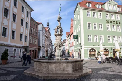 Ville allemande de 55 000 habitants, située dans le land de Saxe, sur la Neisse, à la frontière polonaise :