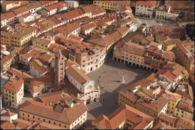 Ville italienne de 80 000 habitants, entourée de ses murailles, située dans le sud de la Toscane :