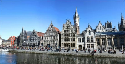 Ville belge traversée par l'Escaut, capitale de l'ancien comté de Flandre :