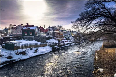 Ville suédoise de 75 000 habitants, située au nord de Stockholm sur la mer Baltique, à l'embouchure de la rivière Dalälven :