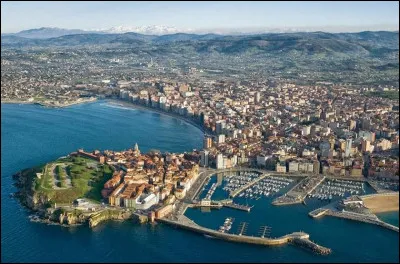 Ville espagnole de 300 000 habitants, située sur la côte des Asturies :