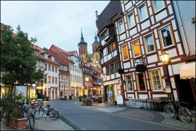 Ville allemande de 110 000 habitants, située en Basse-Saxe, connue pour son importante université :