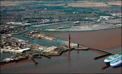 Ville anglaise de 80 000 habitants, située sur l'estuaire de l'Humber, port sur la mer du Nord :