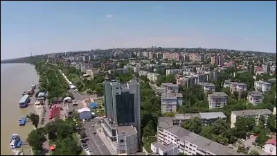 Ville de 220 000 habitants en Moldavie roumaine, port sur la rive gauche du Danube :