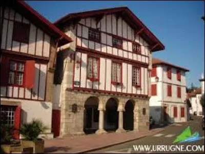 Nous terminons notre balade sur la Côte d'Argent, à Urrugne. Ville néo-aquitaine, dans le Pays basque, elle se situe dans le département ...
