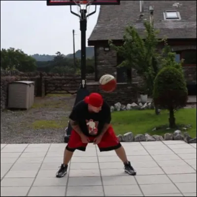 Comment appelle-t-on ce move qui consiste &agrave; faire rebondir la balle par-dessus le dos ?