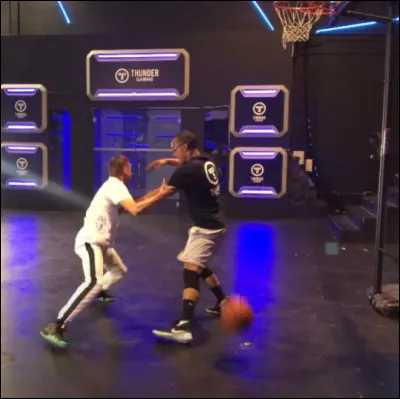 Quel est le nom de ce move qui consiste &agrave; faire croire au d&eacute;fenseur que la balle se situe du c&ocirc;t&eacute; du dribbleur ?