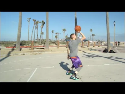 Cette fois, c'est un rebond sur la planche, suivi d'un shoot &agrave; une main. C'est le :