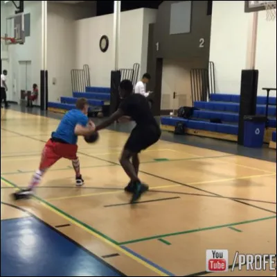 Celui-ci est un mouvement de jambes tr&egrave;s rapide permettant de feinter le d&eacute;fenseur dans une direction. C'est le :