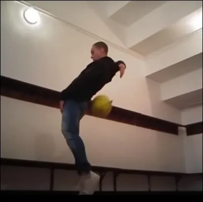 Comment s'appelle ce move o&ugrave; l'on fait passer la balle entre ses jambes par-dessus les &eacute;paules derri&egrave;re le dos ?