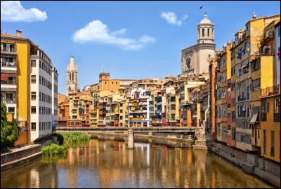 Ville espagnole de 100 000 habitants située dans le nord-est de la Catalogne :